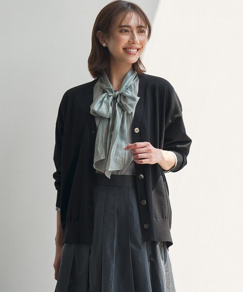 23区(ニジュウサンク)の「ヴィスコースストレッチ Vネック カーディガン(カーディガン/ボレロ・レディース・グレー系/ダークブラウン系/ブラック系・38)」の2枚目の写真