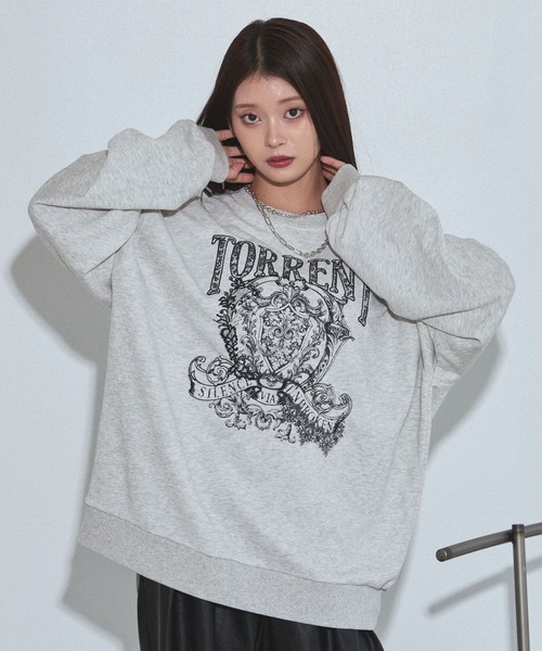PAGEBOY(ページボーイ)の「レースカレッジスウェット/トレーナー【SHORT/LONG2サイズ展開】(スウェット・レディース・チャコールグレー/グレー/ローズ・SMALL/FREE)」の2枚目の写真