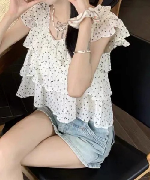 SHEPP(シープ)の「ボリュームフリル小花柄シフォンブラウス ノースリーブトップス(シャツ/ブラウス・レディース・ブラック/ホワイト・L/M)」の3枚目の写真