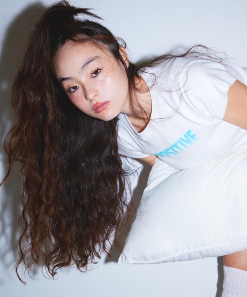 Suii（スイ）の「Suii/ スイ POSITIVE DUB TEE（Tシャツ/カットソー・レディース・ブルー・SMALL/LARGE/MEDIUM/X-SMALL）」の6枚目の写真