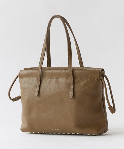 YAHKI(ヤーキ)の「YAHKI/ヤーキ LEATHER 牛革レザー 巾着ハンドバッグ ブランドロゴ コンパクト デイリー レディース 2026秋冬 秋服(ハンドバッグ・メンズ・ブラック/ブラウン・ONE SIZE)」の6枚目の写真