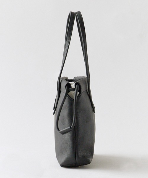 YAHKI(ヤーキ)の「YAHKI/ヤーキ LEATHER 牛革レザー 巾着ハンドバッグ ブランドロゴ コンパクト デイリー レディース 2026秋冬 秋服(ハンドバッグ・メンズ・ブラック/ブラウン・ONE SIZE)」の12枚目の写真