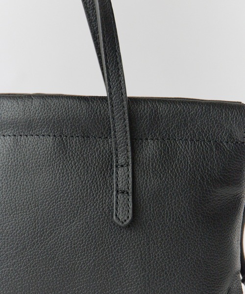 YAHKI(ヤーキ)の「YAHKI/ヤーキ LEATHER 牛革レザー 巾着ハンドバッグ ブランドロゴ コンパクト デイリー レディース 2026秋冬 秋服(ハンドバッグ・メンズ・ブラック/ブラウン・ONE SIZE)」の9枚目の写真