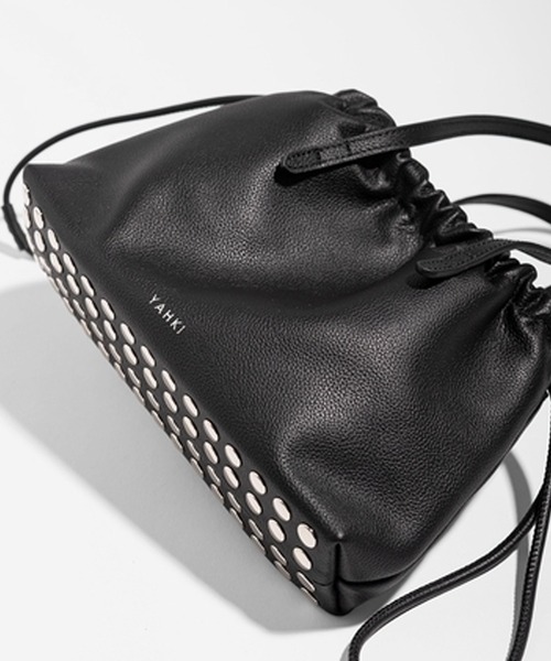 YAHKI(ヤーキ)の「YAHKI/ヤーキ LEATHER 牛革レザー 巾着ハンドバッグ ブランドロゴ コンパクト デイリー レディース 2026秋冬 秋服(ハンドバッグ・メンズ・ブラック/ブラウン・ONE SIZE)」の5枚目の写真