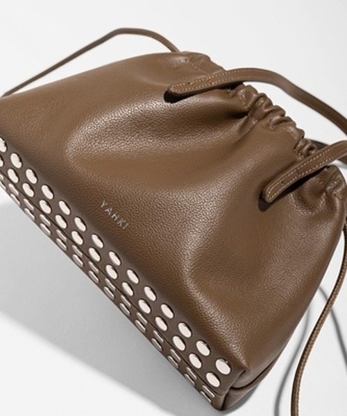 YAHKI(ヤーキ)の「YAHKI/ヤーキ LEATHER 牛革レザー 巾着ハンドバッグ ブランドロゴ コンパクト デイリー レディース 2026秋冬 秋服(ハンドバッグ・メンズ・ブラック/ブラウン・ONE SIZE)」の7枚目の写真