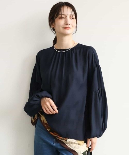 MK MICHEL KLEIN（エムケーミッシェルクラン）の「[洗える]ボリュームスリーブサテンブラウス（シャツ/ブラウス・レディース・ネイビー/オレンジ・38）」の2枚目の写真