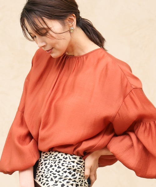 MK MICHEL KLEIN（エムケーミッシェルクラン）の「[洗える]ボリュームスリーブサテンブラウス（シャツ/ブラウス・レディース・ネイビー/オレンジ・38）」の3枚目の写真