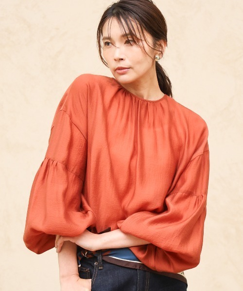 MK MICHEL KLEIN（エムケーミッシェルクラン）の「[洗える]ボリュームスリーブサテンブラウス（シャツ/ブラウス・レディース・ネイビー/オレンジ・38）」の4枚目の写真