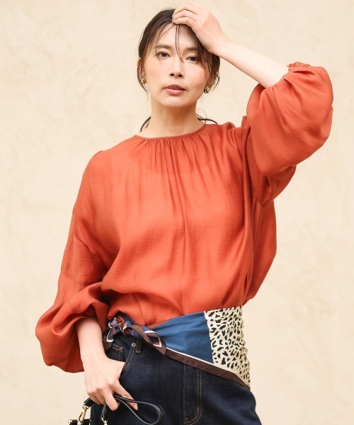 MK MICHEL KLEIN（エムケーミッシェルクラン）の「[洗える]ボリュームスリーブサテンブラウス（シャツ/ブラウス・レディース・ネイビー/オレンジ・38）」の5枚目の写真