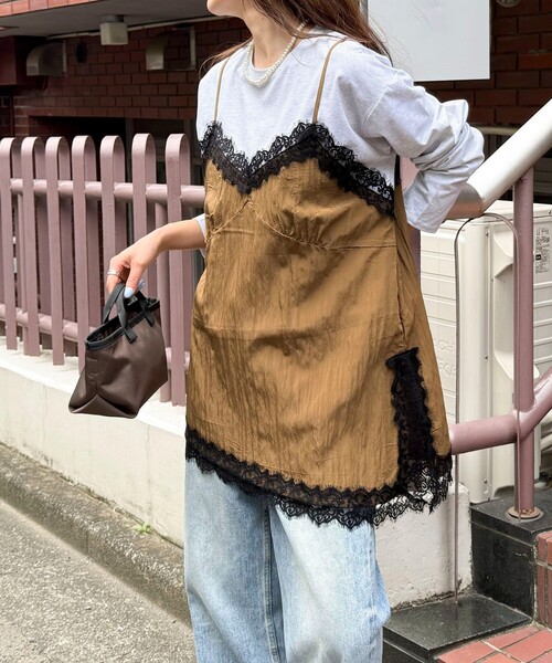 fredy emue(フレディエミュ)の「レースキャミコンビロンTシャツ(Tシャツ/カットソー・レディース・キャメル/ネイビー・38)」の2枚目の写真