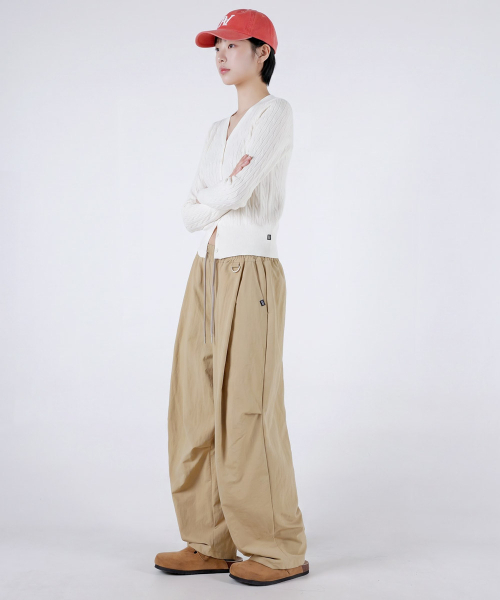 UMM(ウム)の「レディース ワンタックキリングポイント バルーンワイド バンディングパンツ 4COLOR(その他パンツ・レディース・ブラック/ベージュ/カーキ/チャコール・F)」の5枚目の写真
