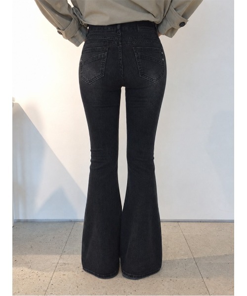 anyonemore(エニワンモア)の「ウォッシュドブーツカットデニムパンツ(デニムパンツ・レディース・ブラック・LARGE/MEDIUM/SMALL)」の1枚目の写真