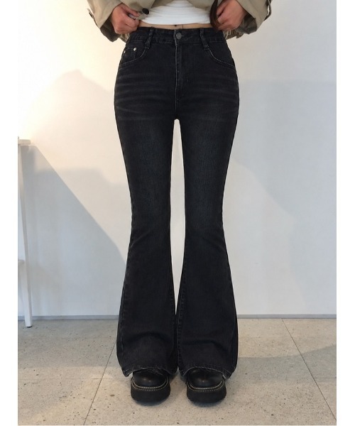 anyonemore(エニワンモア)の「ウォッシュドブーツカットデニムパンツ(デニムパンツ・レディース・ブラック・LARGE/MEDIUM/SMALL)」の2枚目の写真