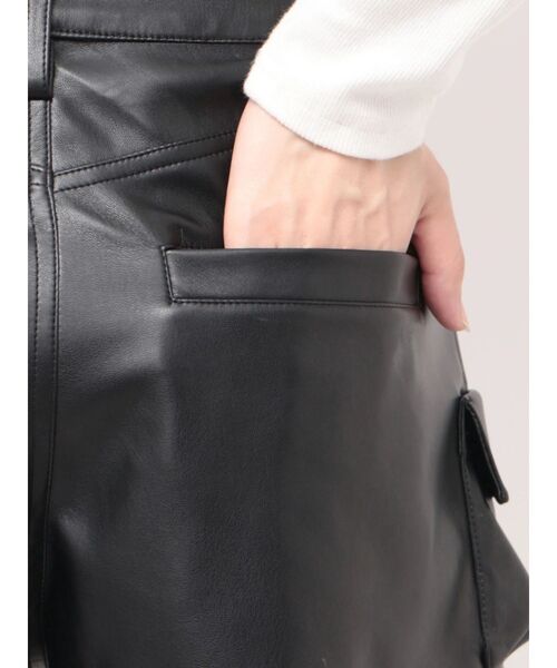GYDA(ジェイダ)の「ハイウエストEYELET STRAP CARGOフェイクレザーショートパンツ(その他パンツ・レディース・ブラック・MEDIUM/SMALL)」の3枚目の写真