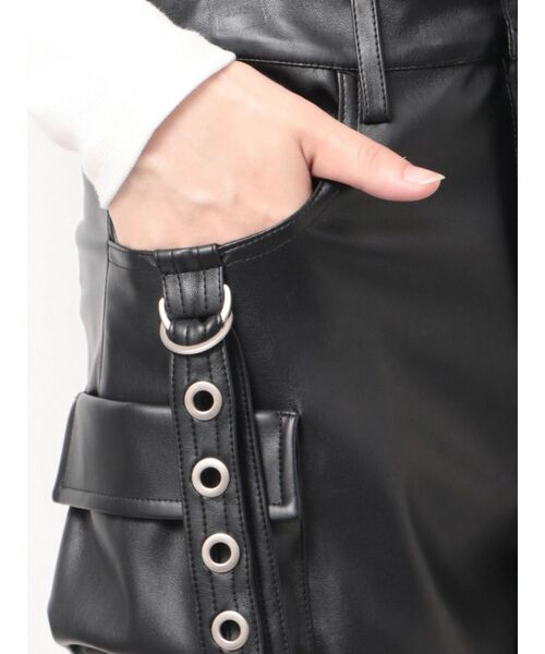 GYDA(ジェイダ)の「ハイウエストEYELET STRAP CARGOフェイクレザーショートパンツ(その他パンツ・レディース・ブラック・MEDIUM/SMALL)」の4枚目の写真