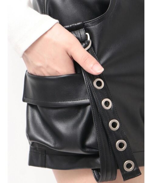 GYDA(ジェイダ)の「ハイウエストEYELET STRAP CARGOフェイクレザーショートパンツ(その他パンツ・レディース・ブラック・MEDIUM/SMALL)」の5枚目の写真