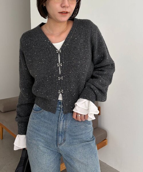 CAPRICIEUX LE'MAGE(カプリシューレマージュ)の「スパンコールホックカーディガン(カーディガン/ボレロ・レディース・チャコールグレー/ブラウン/ライトベージュ・FREE)」の4枚目の写真