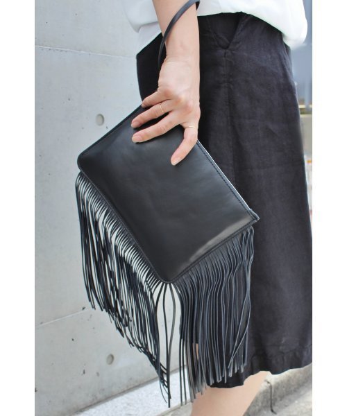 FIGARO Paris(フィガロパリ)の「GIANNI CHIARINI フリンジクラッチバッグ◆(クラッチバッグ・レディース・ブラック/ブラウン・FREE)」の2枚目の写真