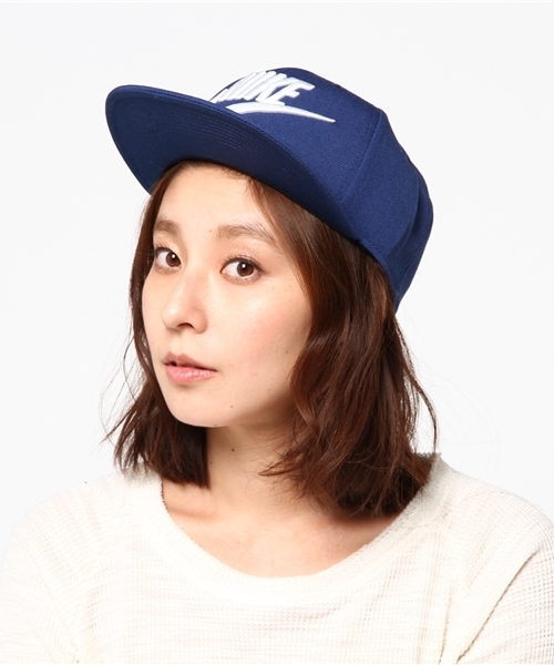 NIKE(ナイキ)の「NIKE スナップバックフューチュラ(キャップ・レディース・ブラック/ネイビー/ホワイト/グリーン・ONE)」の4枚目の写真