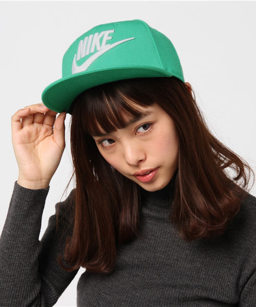 NIKE(ナイキ)の「NIKE スナップバックフューチュラ(キャップ・レディース・ブラック/ネイビー/ホワイト/グリーン・ONE)」の1枚目の写真