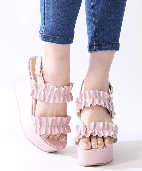 WEGO(ウィゴー)の「WEGO/フリルエナメルサンダル(サンダル・レディース・ピンク/ブラック/ホワイト・LARGE/MEDIUM)」の3枚目の写真