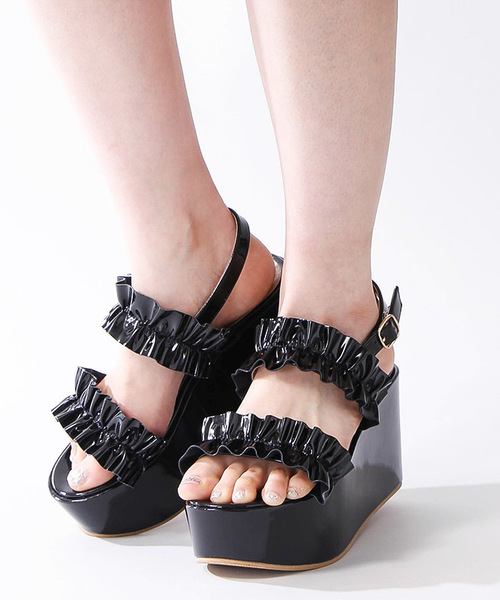 WEGO(ウィゴー)の「WEGO/フリルエナメルサンダル(サンダル・レディース・ピンク/ブラック/ホワイト・LARGE/MEDIUM)」の2枚目の写真