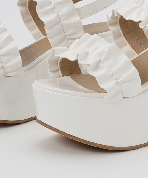 WEGO(ウィゴー)の「WEGO/フリルエナメルサンダル(サンダル・レディース・ピンク/ブラック/ホワイト・LARGE/MEDIUM)」の5枚目の写真