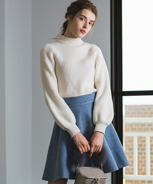 JILL STUART（ジルスチュアート）の「ポリシアミドルネックニット（ニット/セーター・レディース・ホワイト/グレー/ブルー・M/MEDIUM）」の2枚目の写真