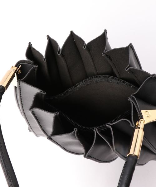 florist（フローリスト）の「ころんと丸いプリーツショルダーバッグ（ショルダーバッグ・レディース・ブラック/ベージュ/ブラウン/オフホワイト/キャメル・FREE）」の8枚目の写真