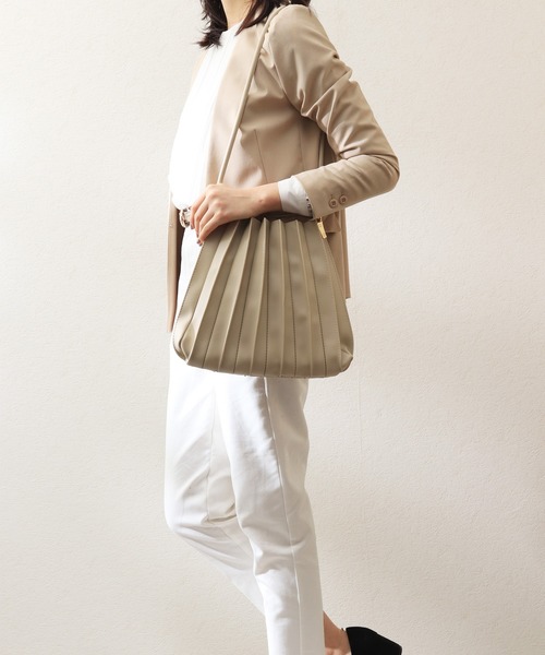 florist（フローリスト）の「ころんと丸いプリーツショルダーバッグ（ショルダーバッグ・レディース・ブラック/ベージュ/ブラウン/オフホワイト/キャメル・FREE）」の4枚目の写真