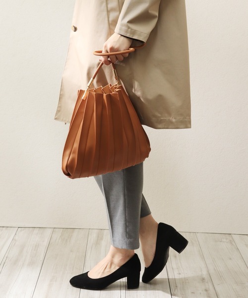 florist（フローリスト）の「ころんと丸いプリーツショルダーバッグ（ショルダーバッグ・レディース・ブラック/ベージュ/ブラウン/オフホワイト/キャメル・FREE）」の5枚目の写真