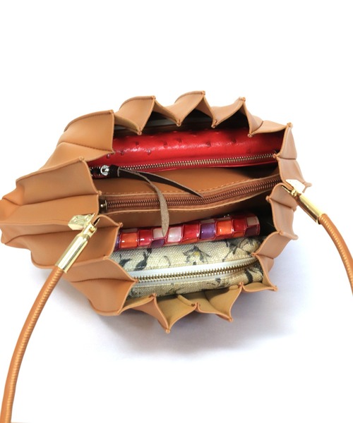 florist（フローリスト）の「ころんと丸いプリーツショルダーバッグ（ショルダーバッグ・レディース・ブラック/ベージュ/ブラウン/オフホワイト/キャメル・FREE）」の13枚目の写真