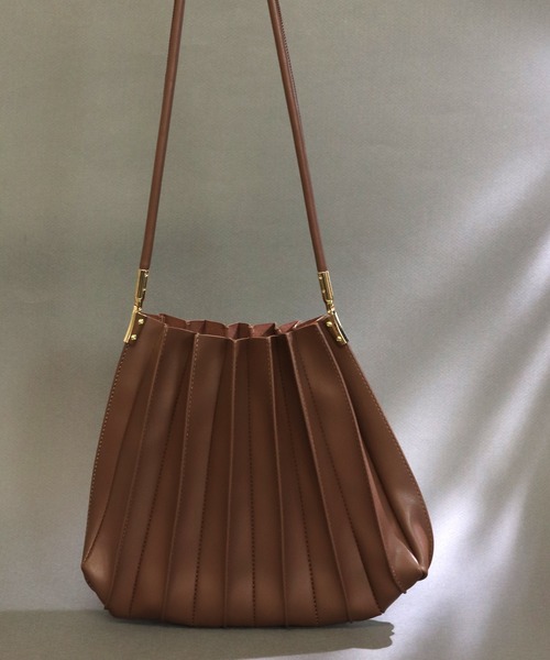 florist（フローリスト）の「ころんと丸いプリーツショルダーバッグ（ショルダーバッグ・レディース・ブラック/ベージュ/ブラウン/オフホワイト/キャメル・FREE）」の20枚目の写真