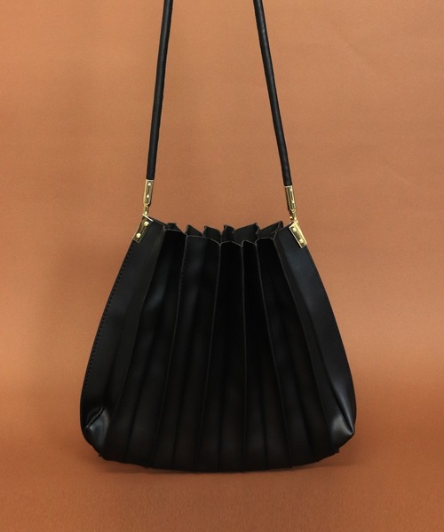 florist（フローリスト）の「ころんと丸いプリーツショルダーバッグ（ショルダーバッグ・レディース・ブラック/ベージュ/ブラウン/オフホワイト/キャメル・FREE）」の19枚目の写真