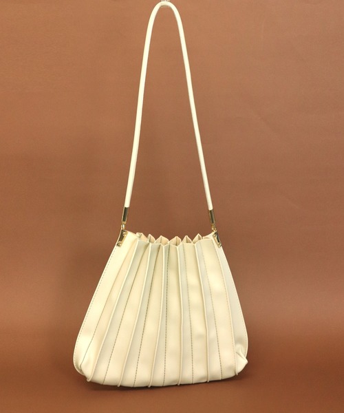florist（フローリスト）の「ころんと丸いプリーツショルダーバッグ（ショルダーバッグ・レディース・ブラック/ベージュ/ブラウン/オフホワイト/キャメル・FREE）」の18枚目の写真