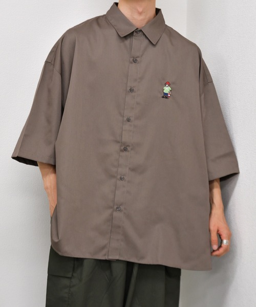 kutir(クティール)の「アソートワンポイント刺繍半袖シャツ(シャツ/ブラウス・メンズ・ライトブルー/ベージュ/ブラウン/オフホワイト/グリーン/ダークブルー・MEDIUM/LARGE)」の3枚目の写真