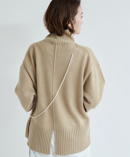 DouDou(ドゥドゥ)の「【WEB限定】バックスリットタートル(ニット/セーター・レディース・ブラウン/イエロー/オフホワイト/ベージュ/グリーン・FREE)」の1枚目の写真