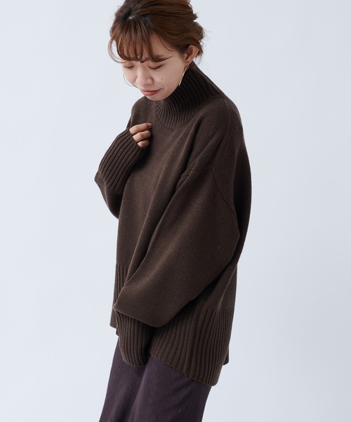 DouDou(ドゥドゥ)の「【WEB限定】バックスリットタートル(ニット/セーター・レディース・ブラウン/イエロー/オフホワイト/ベージュ/グリーン・FREE)」の10枚目の写真