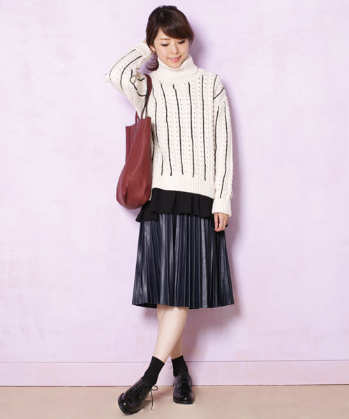 NANO universe（ナノユニバース）の「フェイクレザープリーツスカート