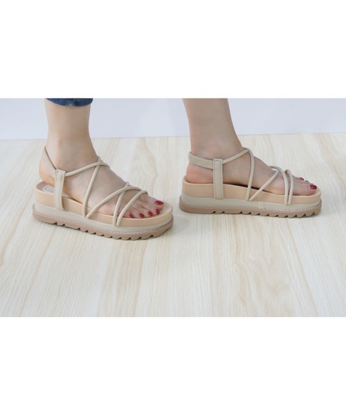 Realta(レアルタ)の「Realta(レアルタ) 厚底クロスライン サンダル(サンダル・レディース・カーキ/ブラック/ベージュ/ブラック系その他2/ブラック系その他/ホワイト系その他/ネイビー/ベージュ系その他・L/LL/M/S)」の6枚目の写真