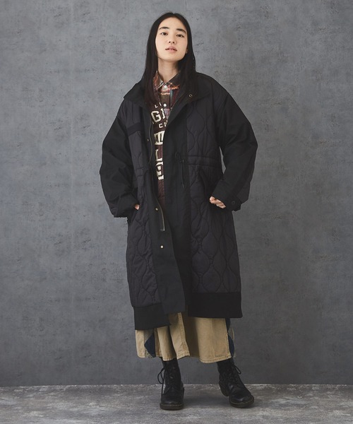 TOBILA（トビラ）の「ナイロン中綿キルトミリタリーコートユニセックス（ミリタリージャケット・レディース・カーキ/ブラック・M）」の3枚目の写真