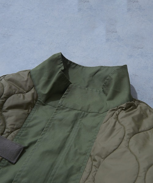 TOBILA（トビラ）の「ナイロン中綿キルトミリタリーコートユニセックス（ミリタリージャケット・レディース・カーキ/ブラック・M）」の13枚目の写真