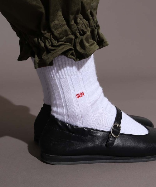 I am I in fact...（アイアムアイインファクト）の「WEEKLY SOX（ソックス/靴下・レディース・ホワイト/ダークブラウン/パープル/レッド/ブルー/グリーン/アイボリー・FREE）」の2枚目の写真