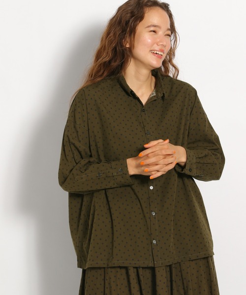 ichi(イチ)の「【ichi(イチ)】ランダムドットシャツ(シャツ/ブラウス・レディース・ブラック/カーキ・FREE)」の2枚目の写真