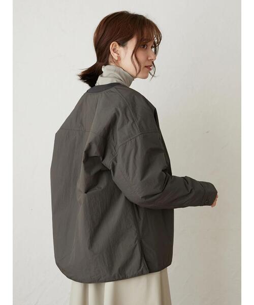 Green　Parks（グリーンパークス）の「ノーカラー薄綿シャツブルゾン＊（ブルゾン・レディース・チャコールグレー/ブラック/ライトベージュ・FREE）」の8枚目の写真