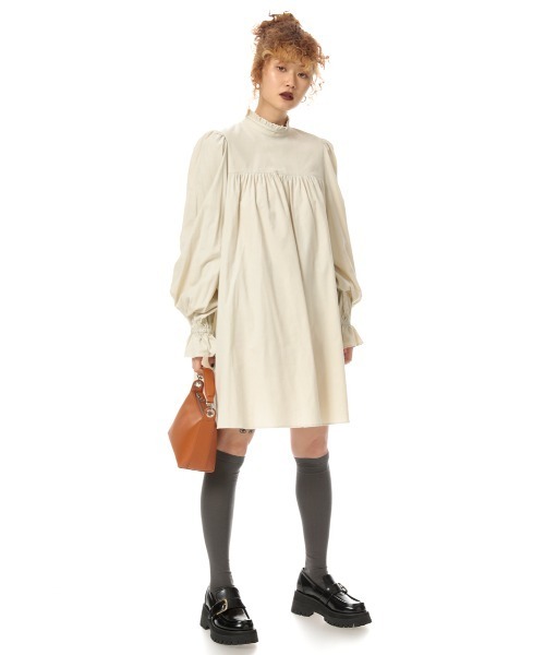SLY（スライ）の「VOLUME FRILL OP ボリューム フリル ワンピース（ワンピース・レディース・アイボリー/ブラック・1/2）」の4枚目の写真