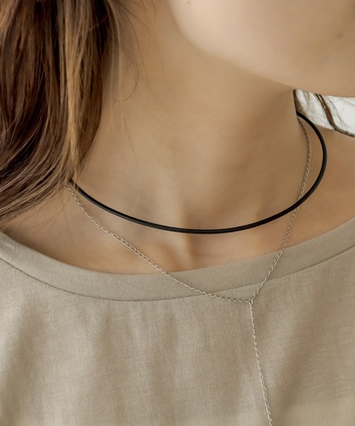 mystic(ミスティック)の「Lara レザーコードチェーンチョーカー(ネックレス・レディース・ブラック/ベージュ・ONE SIZE)」の2枚目の写真