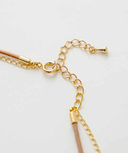 mystic(ミスティック)の「Lara レザーコードチェーンチョーカー(ネックレス・レディース・ブラック/ベージュ・ONE SIZE)」の4枚目の写真