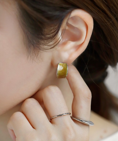 ANEMONE(アネモネ)の「ライムカラーカールピアス(ピアス(両耳用)・レディース・グリーン・FREE)」の1枚目の写真