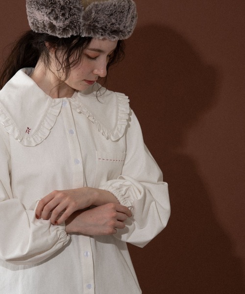 idem（イデム）の「big collar denim blouse/フリル付きビッグ襟デニム